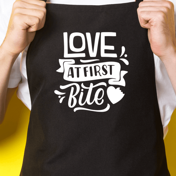 Zwart keukenschort / BBQ-schort met tekst | Love at first Bite