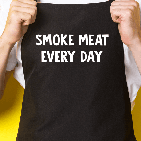 Zwart keukenschort / BBQ-schort met tekst | Smoke meat every day