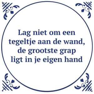 Tegeltje met spreuk: Lag niet om een tegeltje aan de wand