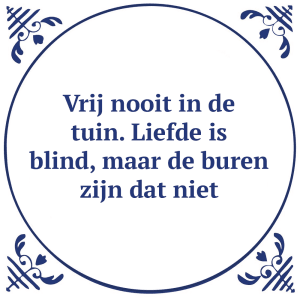 Tegeltje met spreuk: Vrij nooit in de tuin. Liefde is blind