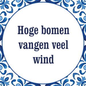 Tegeltje met spreuk: Hoge bomen vangen veel wind