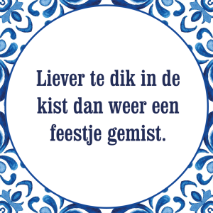 Tegeltje met spreuk: Liever te dik in de kist dan weer een feestje gemist